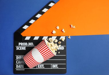 Patlamış mısır, sinema Klaket ve renk arka plan üzerinde metin için yer düz yatıyordu kompozisyonu