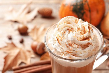 Cam fincan lezzetli kabak spice latte üzerinde ahşap masa, closeup ile