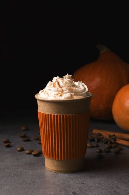 Kağıt bardak lezzetli kabak spice latte gri tablo ile