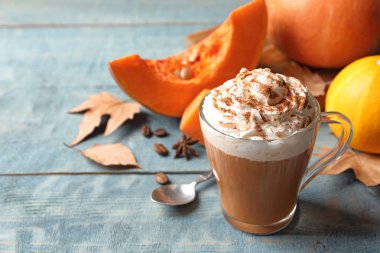 Cam fincan lezzetli kabak spice latte ve ahşap masa üzerinde metin için yer