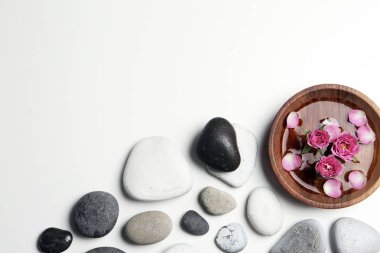 Spa taşlar ve beyaz arka plan üzerinde metin için yer düz yatıyordu kompozisyonu