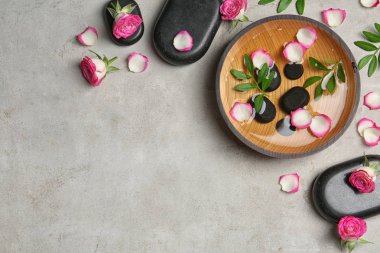 Spa taşlar ve gri arka plan üzerinde metin için yer düz yatıyordu kompozisyonu