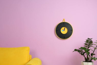 Oturma odası iç saati ve duvar metin için yer. Zaman yönetimi