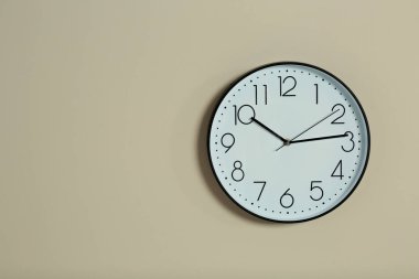 Şık saat ve renk arka plan üzerinde metin için yer. Zaman yönetimi