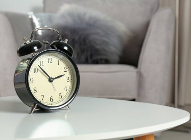 Çalar saat tablo kapalı, metin için yer. Zaman yönetimi