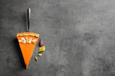 Parça taze lezzetli ev yapımı kabak pasta ve gri arka plan üzerinde metin için yer ile düz yatıyordu kompozisyon