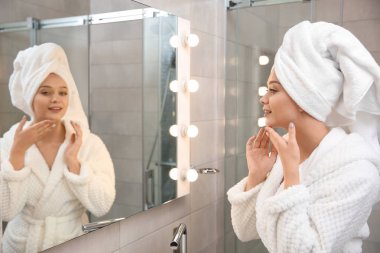 Banyo aynada yakınındaki kafa havluya olan güzel kadın