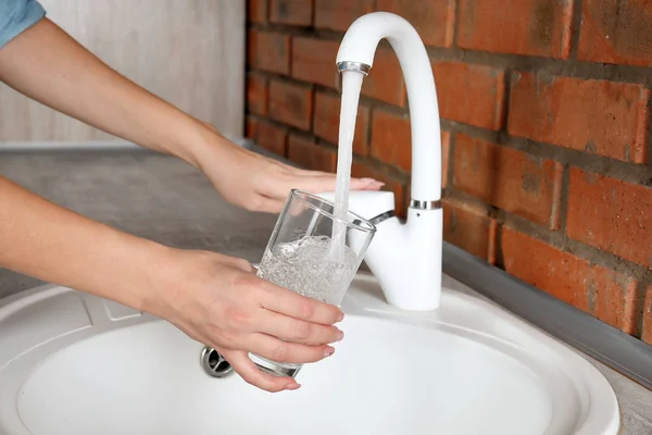 Vidrio Relleno Mujer Con Agua Del Grifo Cocina Primer Plano — Foto de Stock