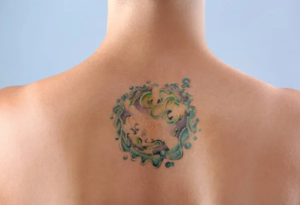Tatuagem Bonita Nas Costas Femininas Contra Fundo Cor — Fotografia de Stock