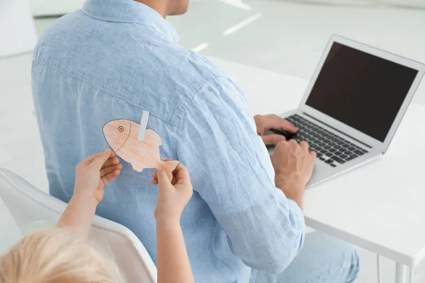 Niña Pegando Peces Papel Espalda Del Padre Interior Primer Plano —  Fotos de Stock