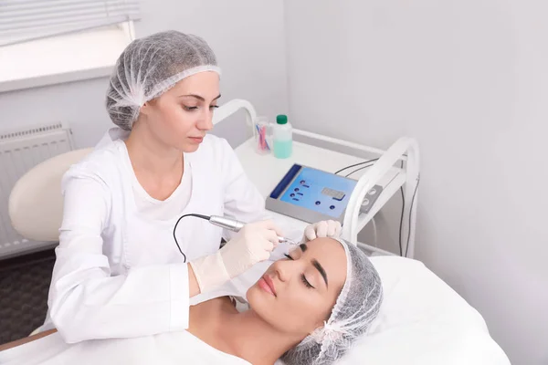 Mujer Joven Preparándose Para Procedimiento Maquillaje Permanente Cejas Salón Tatuajes — Foto de Stock