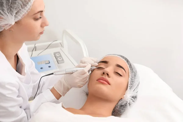 Mujer Joven Preparándose Para Procedimiento Maquillaje Permanente Cejas Salón Tatuajes — Foto de Stock