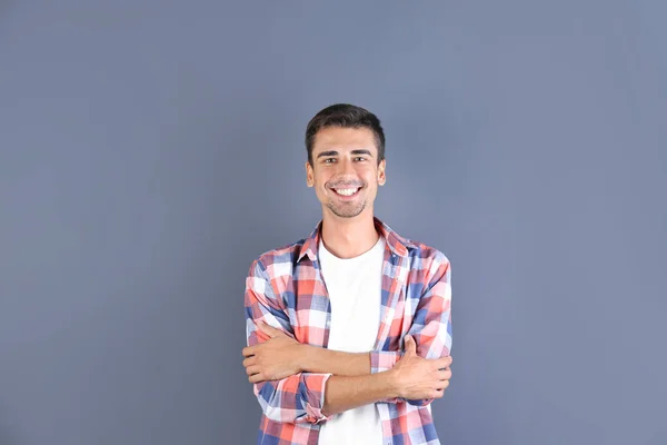 Renk Arka Plan Üzerinde Gülümseyen Yakışıklı Genç Adam Portresi — Stok fotoğraf