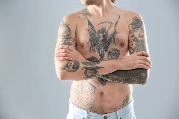 Giovane Uomo Con Tatuaggi Alla Moda Sfondo Bianco — Foto Stock