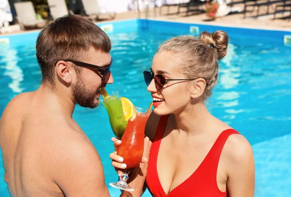 Pareja Joven Con Refrescantes Cócteles Cerca Piscina Resort — Foto de Stock