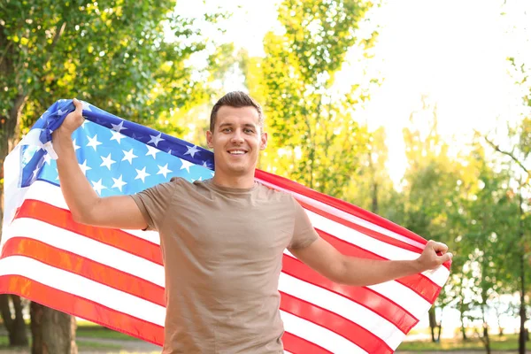 Homem Com Bandeira Americana Parque Dia Ensolarado — Fotografia de Stock