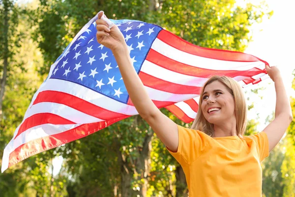 Mujer Con Bandera Americana Parque Día Soleado —  Fotos de Stock