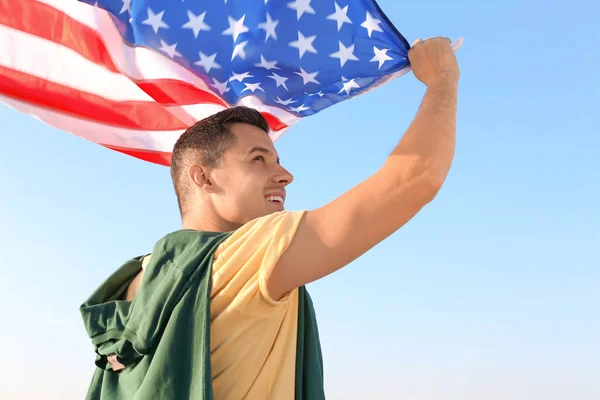 Homme Avec Drapeau Américain Contre Ciel Bleu — Photo