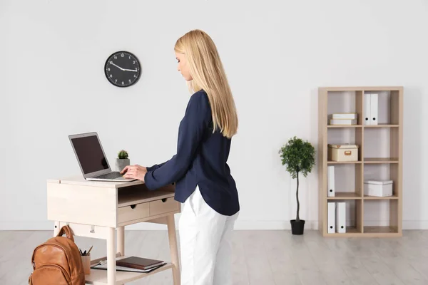 Giovane Donna Che Utilizza Computer Portatile Stand Sul Posto Lavoro — Foto Stock