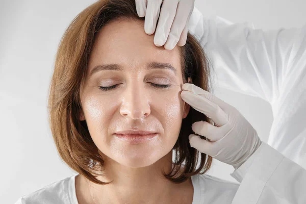 Arts Behandeling Van Volwassen Vrouw Gezicht Voor Cosmetische Chirurgie Witte — Stockfoto