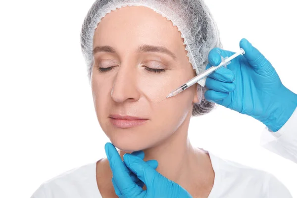 Wanita Dewasa Mendapatkan Injeksi Wajah Pada Latar Belakang Putih Konsep — Stok Foto
