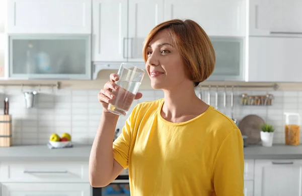 Mujer Bebiendo Agua Limpia Vidrio Cocina — Foto de Stock