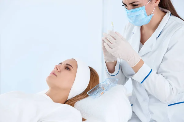 Žena Prochází Tvář Biorevitalization Proceduru Salonu Kosmetické Ošetření — Stock fotografie