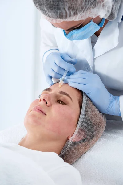 Mujer Sometida Procedimiento Biorevitalización Facial Salón Primer Plano Tratamiento Cosmético — Foto de Stock