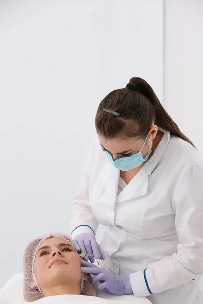 Kvinnan Som Genomgår Ansikte Biorevitalization Förfarande Salongen Närbild Kosmetisk Behandling — Stockfoto