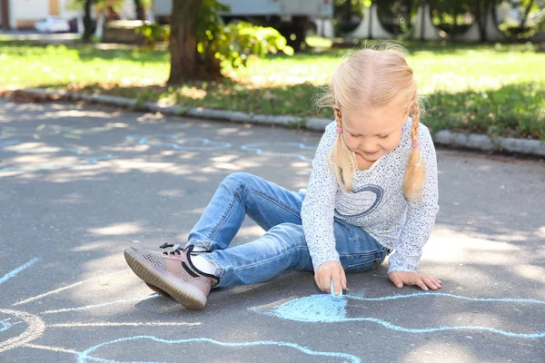 Kleines Kind Zeichnet Mit Bunter Kreide Auf Asphalt — Stockfoto