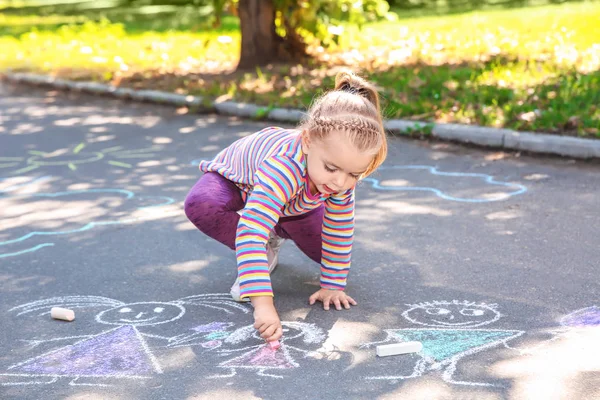 Kleines Kind Zeichnet Mit Bunter Kreide Auf Asphalt Raum Für — Stockfoto