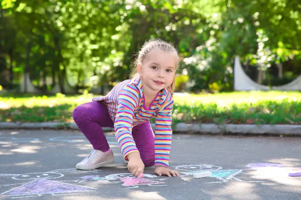 Kleines Kind Zeichnet Mit Bunter Kreide Auf Asphalt Raum Für — Stockfoto