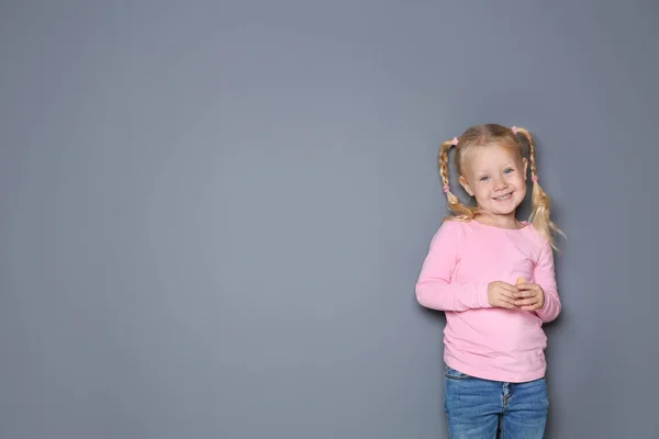 Petite Fille Avec Craie Colorée Debout Sur Fond Gris Espace — Photo