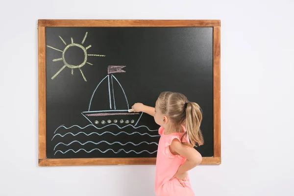 Petit Bateau Dessin Enfant Avec Craie Colorée Sur Tableau Noir — Photo