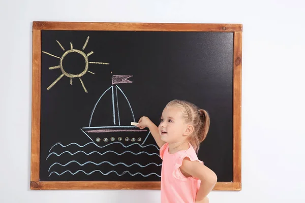 Kis Gyermek Rajz Hajó Színes Krétával Táblára — Stock Fotó