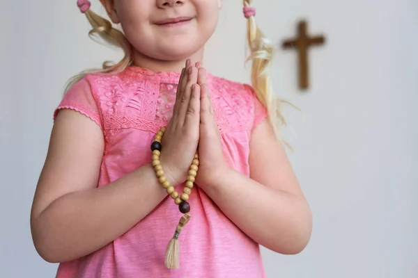 Petite Fille Avec Des Perles Priant Près Mur Lumière — Photo