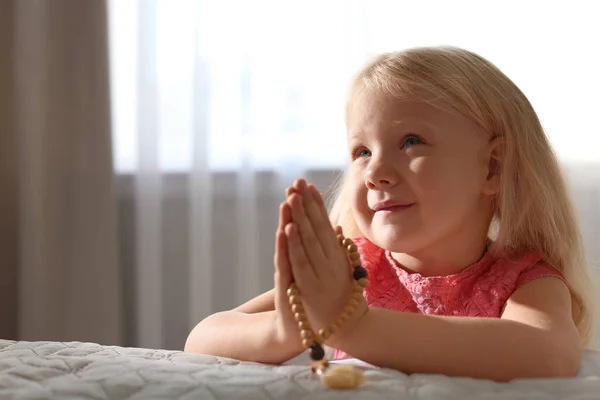 Маленька Дівчинка Бісером Молиться Біля Світлої Стіни — стокове фото