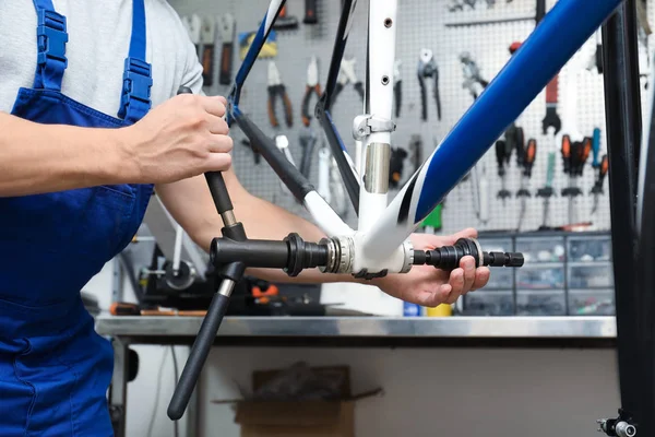 Professionele Werktuigkundige Herstellen Van Fiets Moderne Werkplaats — Stockfoto