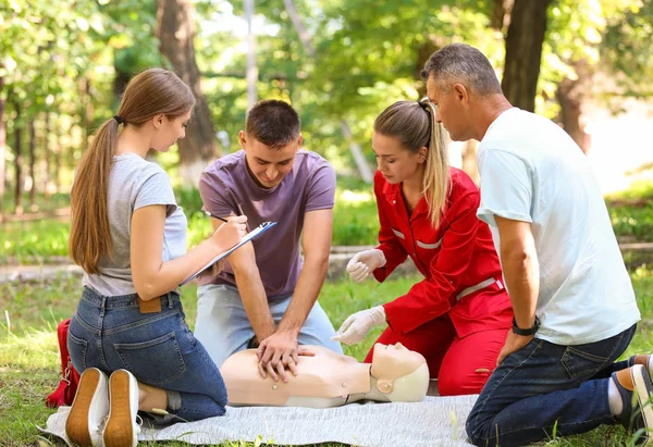 Groep Mensen Met Ehbo Klasse Met Etalagepop Buitenshuis — Stockfoto