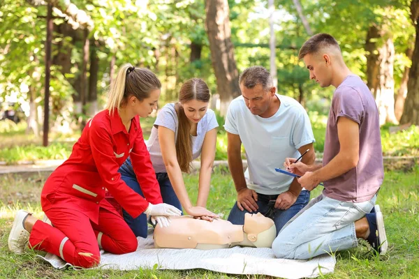 Gruppe Von Personen Beim Erste Hilfe Kurs Mit Schaufensterpuppe Freien — Stockfoto