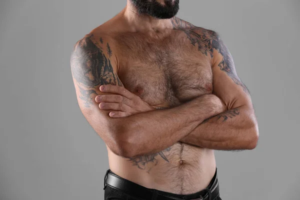 Retrato Hombre Guapo Tatuado Sobre Fondo Blanco —  Fotos de Stock