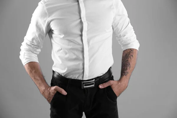 Beyaz Arka Plan Üzerinde Yakışıklı Dövmeli Adam Portresi — Stok fotoğraf