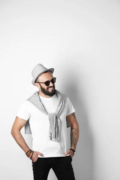 Fehér Háttér Szép Tetovált Ember Portréja — Stock Fotó