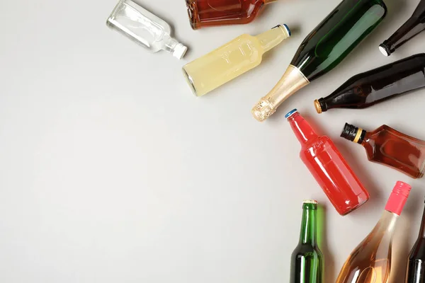 Flaskor Med Olika Alkoholhaltiga Drycker Ljus Bakgrund Ovanifrån Utrymme För — Stockfoto