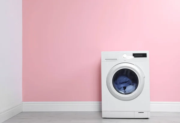 Pračka Prádlo Barevné Zdi Prostor Pro Text — Stock fotografie