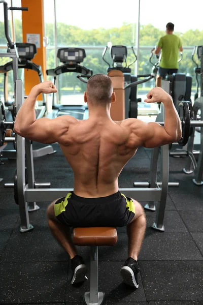 赤裸上身的强壮的年轻男子摆在健身房 — 图库照片