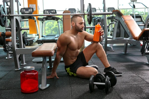 체육관에서 단백질 쉐이크와 남자의 초상화 — 스톡 사진