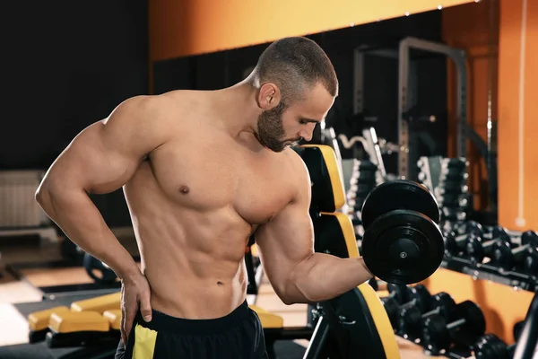 Fuerte Joven Levantando Mancuerna Gimnasio —  Fotos de Stock