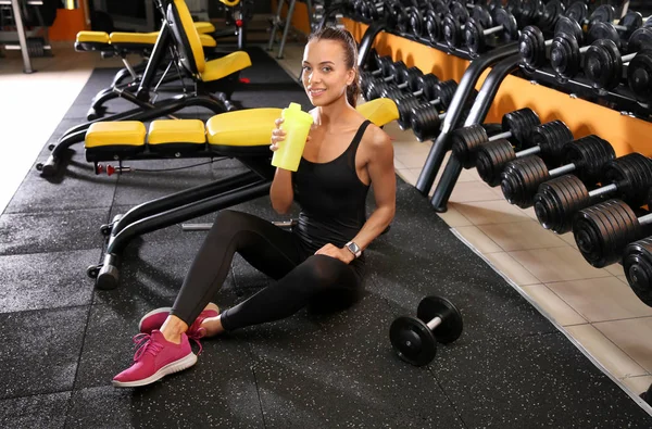 Retrato Mulher Atlética Com Batido Proteína Ginásio — Fotografia de Stock