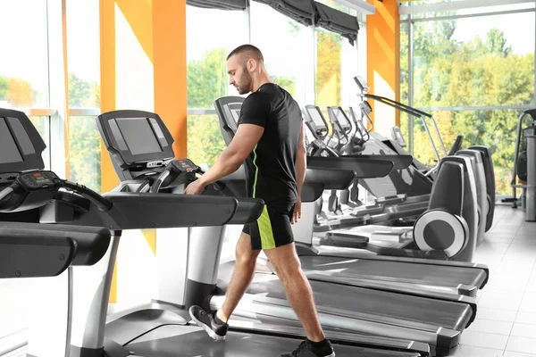 Spor Salonunda Treadmill Güçlü Genç Adam — Stok fotoğraf